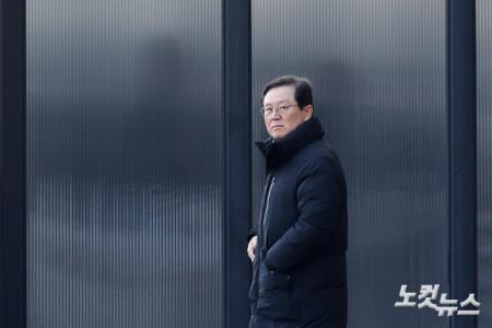 자리 지키는 윤갑근 변호사