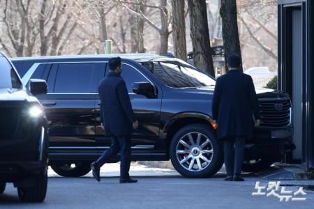 공수처 들어서는 윤석열 대통령 태운 차량