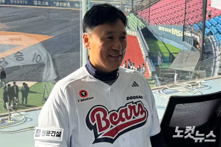 인터뷰하는 두산 이승엽 감독. 이우섭 기자