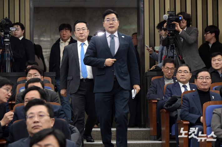 의원총회 참석하는 박찬대 원내대표
