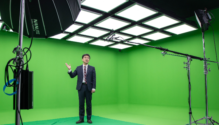 영남대 스마트교육센터 XR 스튜디오에서 시연하는 모습(박시현 센터장). 영남대 제공