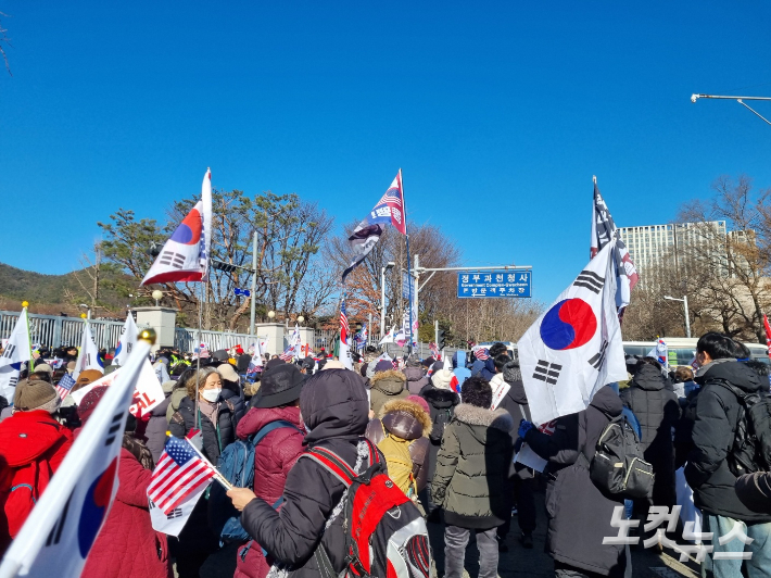 윤석열 대통령이 체포된 15일 고위공직자범죄수사처 앞에서 보수단체가 집회를 진행하고 있다. 정성욱 기자