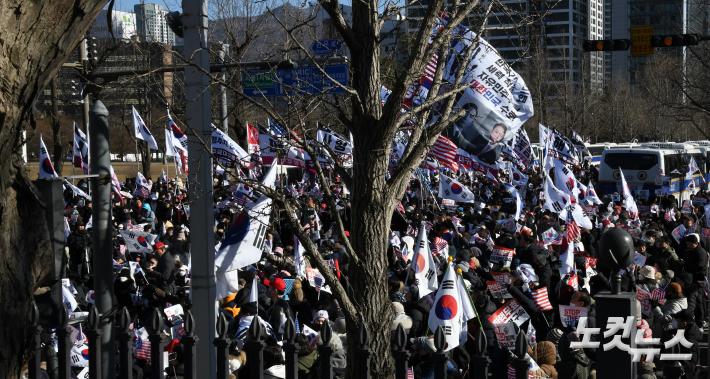공수처 앞 몰려온 윤석열 대통령 지지자들