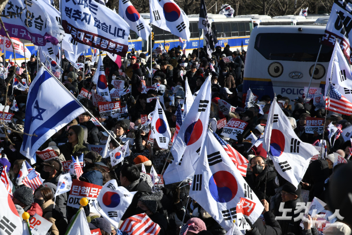 15일 오후 윤석열 대통령이 체포돼 조사를 받고 있는 경기도 정부과천청사 고위공직자범죄수사처(공수처) 앞에서 보수단체 등 지지자들의 집회가 열리고 있다. 과천=박종민 기자