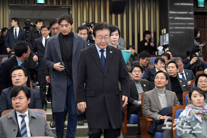 윤석열 대통령에 대한 2차 체포영장이 집행된 15일 서울 여의도 국회에서 열린 더불어민주당 의원총회에 이재명 대표가 참석하고 있다. 윤창원 기자