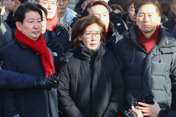 고위공직자범죄수사처(공수처)와 경찰이 윤석열 대통령에 대한 2차 체포영장 집행에 나선 15일 서울 용산구 한남동 대통령 관저 입구에서 국민의힘 나경원 의원이 발언하고 있다. 연합뉴스