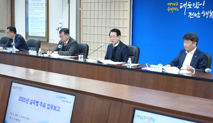 김영록 전라남도지사가 15일 도청 서재필실에서 열린 '2025년 실국별 업무보고회'에 참석해 각 실국의 업무보고를 청취하고 있다. 전남도 제공