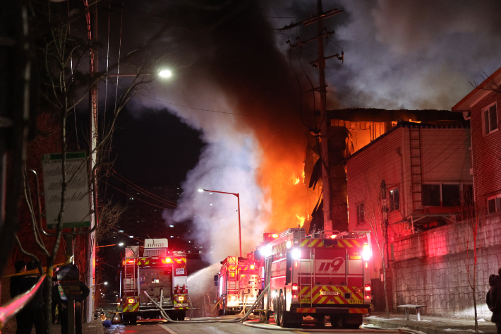 14일 오후 경기도 의정부시 용현산업단지 내 한 공장에서 불이 나 소방 당국이 진화 작업을 벌이고 있다. 연합뉴스