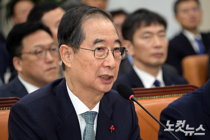 한덕수 국무총리가 15일 서울 여의도 국회에서 열린 '윤석열 정부의 비상계엄 선포를 통한 내란혐의 진상규명 국정조사' 특별위원회에 출석해 의원 질의에 답변을 하고 있다. 윤창원 기자