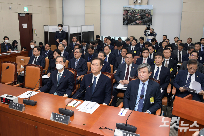 한덕수 국무총리와 국무위원들이 15일 서울 여의도 국회에서 열린 '윤석열 정부의 비상계엄 선포를 통한 내란혐의 진상규명 국정조사' 특별위원회에 출석해 있다. 윤창원 기자