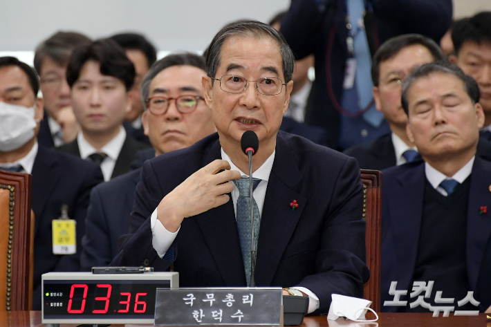 한덕수 국무총리가 15일 서울 여의도 국회에서 열린 '윤석열 정부의 비상계엄 선포를 통한 내란혐의 진상규명 국정조사' 특별위원회에 출석해 의원 질의에 답변을 하고 있다. 윤창원 기자