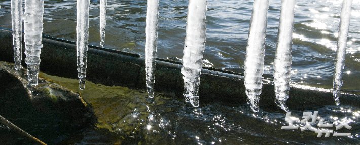 9일 서울 뚝섬 한강 주변에 고드름이 맺혀 있다. 박종민 기자