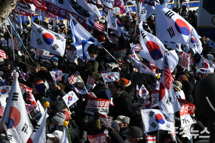 15일 오후 윤석열 대통령이 체포돼 조사를 받고 있는 경기도 정부과천청사 고위공직자범죄수사처(공수처) 앞에서 보수단체 등 지지자들의 집회가 열리고 있다. 과천=박종민 기자