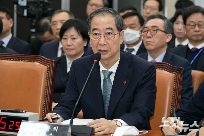 한덕수 국무총리가 15일 서울 여의도 국회에서 열린 '윤석열 정부의 비상계엄 선포를 통한 내란혐의 진상규명 국정조사' 특별위원회에 출석해 의원 질의에 답변을 하고 있다. 윤창원 기자