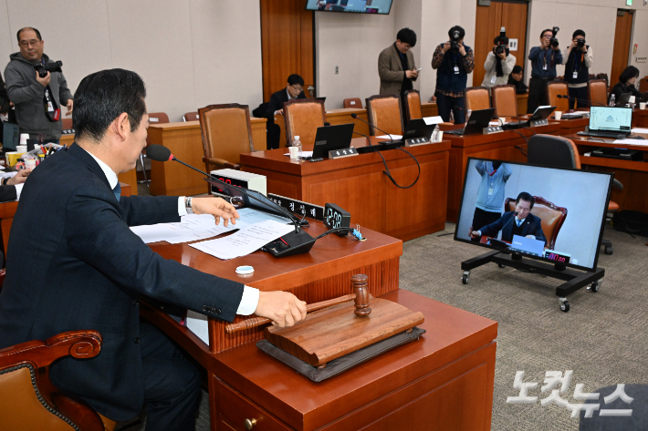 13일 서울 여의도 국회에서 열린 법사위 전체회의에서 '윤석열 정부의 내란·외환 행위의 진상규명을 위한 특별검사 임명 등에 관한 법률안(내란 특검법)'이 통과되고 있다. 윤창원 기자