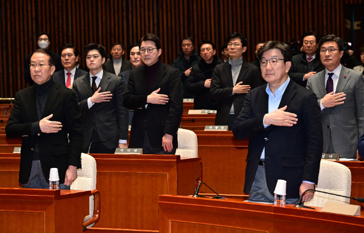 윤석열 대통령에 대한 2차 체포영장이 집행된 15일 서울 여의도 국회에서 열린 국민의힘 비상 의원총회에서 권영세 비상대책위원장과 권성동 원내대표 등 의원들이 국민의례를 하고 있다. 윤창원 기자