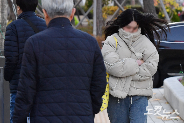 서울 종로구 광화문네거리에 시민들이 발걸음을 재촉하고 있다. 류영주 기자