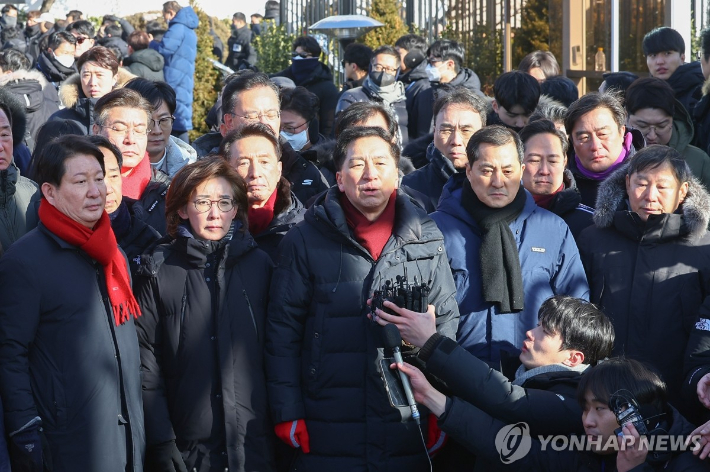 관저 앞 집결한 국민의힘 의원들