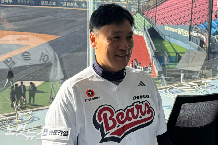 인터뷰하는 두산 이승엽 감독. 이우섭 기자