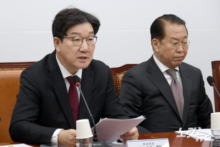 발언하는 권성동 원내대표