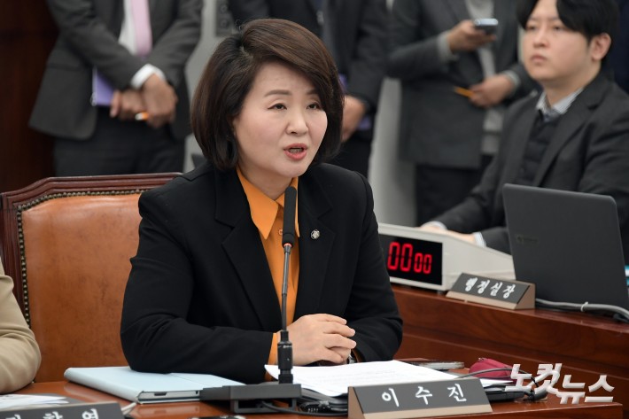 발언하는 이수진 야당 간사