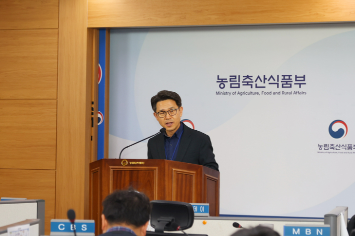 '농업전망 2025'를 설명하고 있는 한국농촌경제연구원 김용렬 농업관측센터장. 한국농촌경제연구원 제공