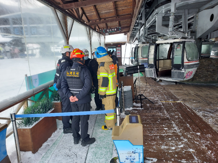 앞서 지난 9일에도 오전 10시 15분쯤 전북특별자치도 무주군의 덕유산 리조트에서 곤돌라가 운행 중 멈추는 사고가 발생했다. 전북소방본부 제공