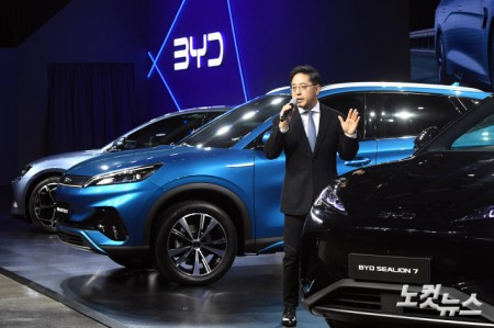 BYD 차량 소개하는 조인철 대표