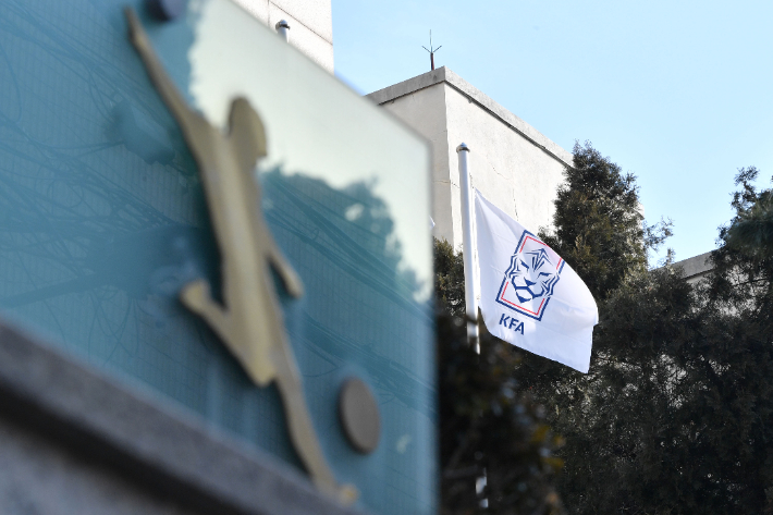8일 서울 종로구 축구회관의 모습. 대한축구협회 제55대 회장 선거는 이날 치러질 예정이었으나 법원이 허정무 대한축구협회 회장 후보가 축구협회를 상대로 낸 축구협회장 선거 금지 가처분 신청에 대해 인용 결정을 내리며 잠정 연기됐다. 류영주 기자