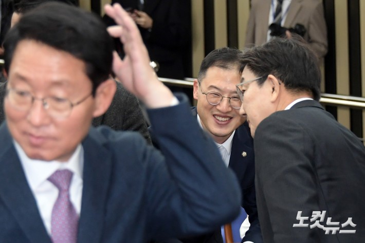 인사하는 권성동-김상욱