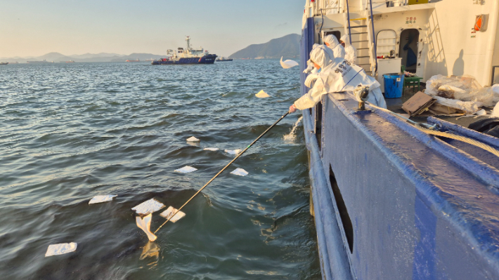 해양오염 방제작업. 여수해경 제공