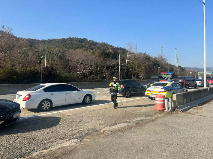 고속도로 교통 관리에 나선 부산경찰. 부산경찰청 제공