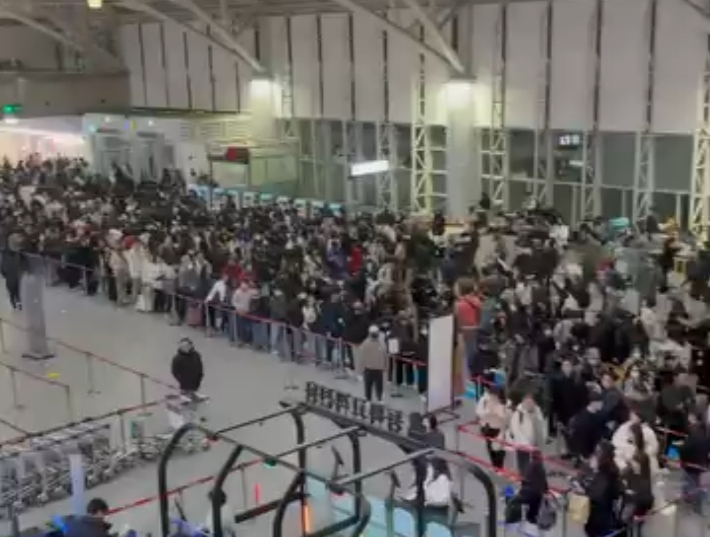 16일 오전 부산 김해국제공항 국제선 터미널 출국장 앞에 긴 줄이 늘어서 있다. 독자 제공