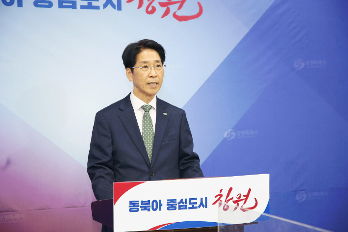 정례브리핑을 하고 있는 김종해 창원시설공단 이사장. 창원시 제공