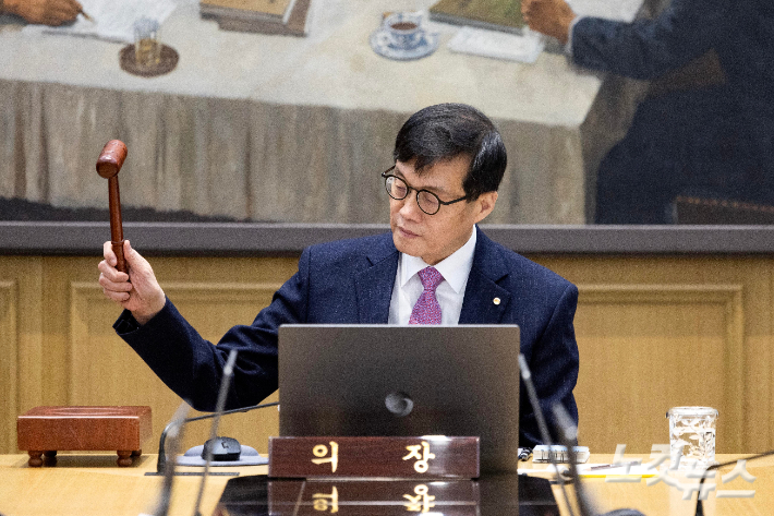 이창용 한국은행 총재가 16일 오전 서울 중구 한국은행에서 열린 금융통화위원회에서 의사봉을 두드리고 있다. 사진공동취재단