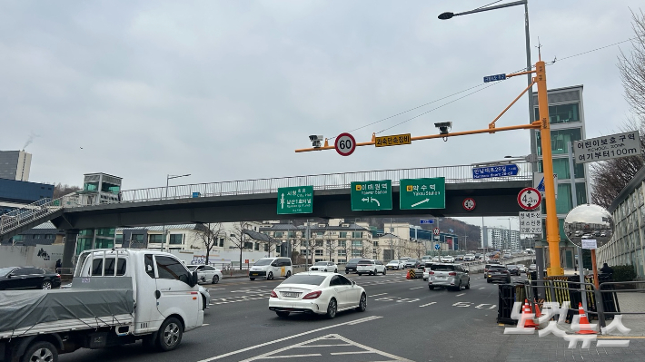 16일 서울 용산구 한남동 인근 육교의 현수막이 모두 철거돼있는 모습. 박인 기자