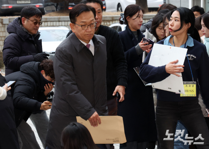 윤석열 대통령 측 석동현 변호사가 16일 오후 서울 서초구 서울중앙지법에서 열린 고위공직자범죄수사처의 불법 체포를 주장하며 청구한 체포적부심사에 출석하며 취재진의 질문에 답하고 있다. 이날 윤 대통령은 체포적부심사에 출석하지 않았다. 류영주 기자