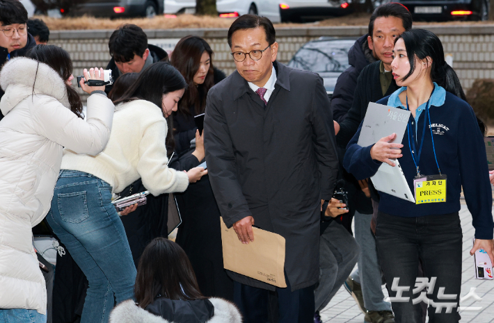 윤석열 대통령 측 석동현 변호사가 16일 오후 서울 서초구 서울중앙지법에서 열린 고위공직자범죄수사처의 불법 체포를 주장하며 청구한 체포적부심사에 출석하며 취재진의 질문에 답하고 있다. 이날 윤 대통령은 체포적부심사에 출석하지 않았다. 류영주 기자