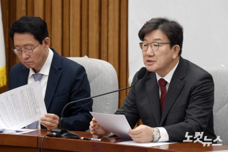 국민의힘 권성동 원내대표가 17일 서울 여의도 국회에서 열린 원내대책회의에서 발언을 하고 있다.