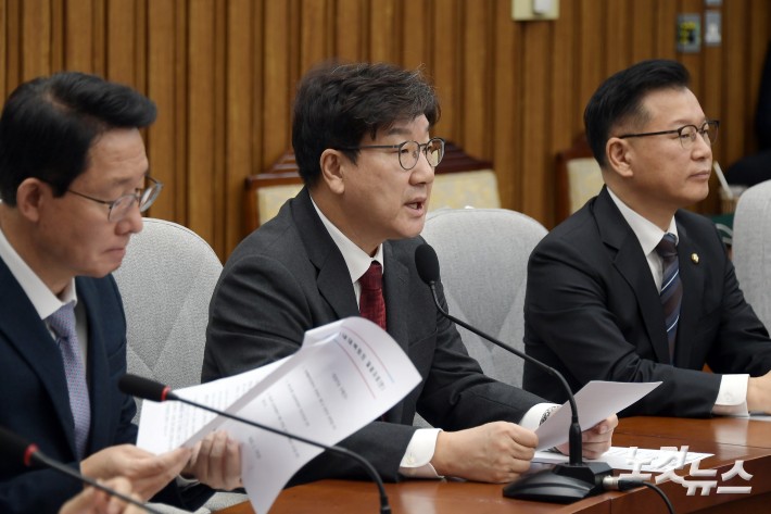 발언하는 권성동 원내대표