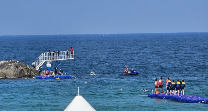 여름 휴가철을 맞아 경포해수욕장에 설치한 오리바위 다이빙대. 강릉시 제공