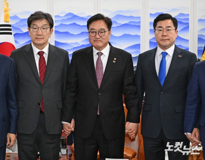 우원식 국회의장과 여야 원내대표가 17일 국회 의장실에서 만나 기념촬영을 하고 있다. 왼쪽부터 권성동 권성동 원내대표, 우원식 의장, 박찬대 더불어민주당 원내대표.