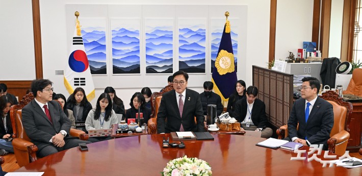 우원식 국회의장이 17일 국회 의장실에서 여야 원내대표와 만나 발언을 하고 있다. 왼쪽부터 권성동 국민의힘 원내대표, 우원식 의장, 박찬대 더불어민주당 원내대표.