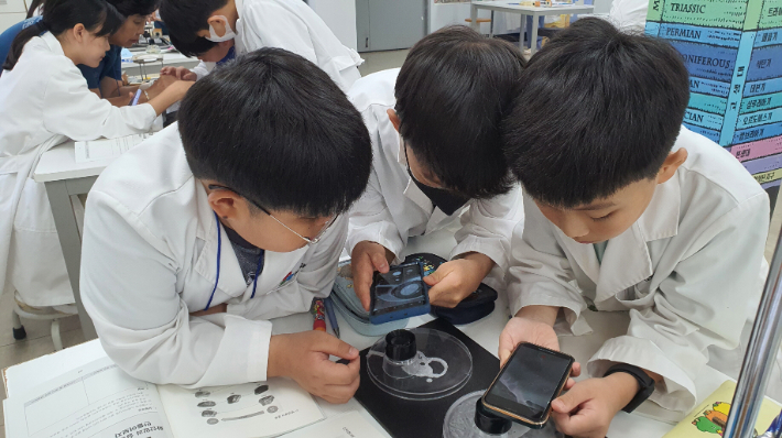 무등산권 유네스코 세계지질공원의 교육프로그램인 '지오 스쿨 2024년 겨울학기'에 참여한 학생들 모습. 광주시 제공