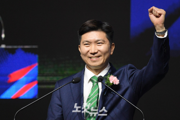 14일 서울 송파구 올림픽공원 올림픽홀에서 열린 제42대 대한체육회장선거에서 당선된 유승민 후보가 환호에 손을 들어 답하고 있다. 박종민 기자