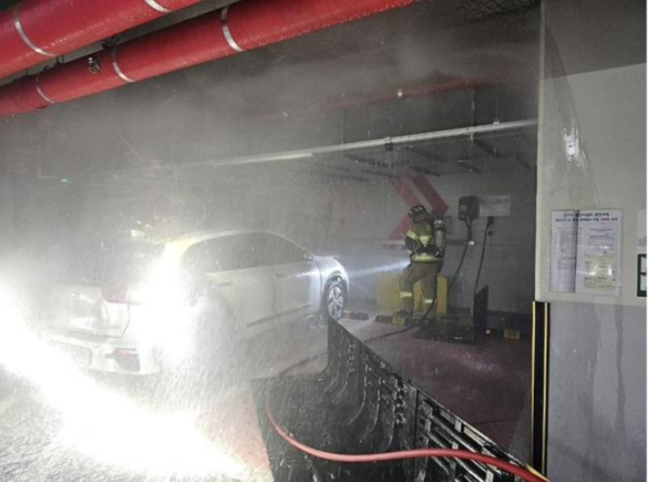 전기차 화재 진화모습. 전북소방본부 제공