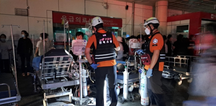 지난해 전북 남원시 남원의료원 지하에서 난 불로 건물 전력 공급에 차질을 빚었다. 전북 소방본부 제공