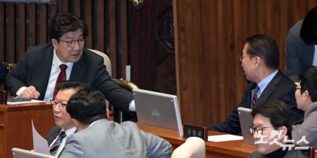 대화하는 권영세 비대위원장-권성동 원내대표