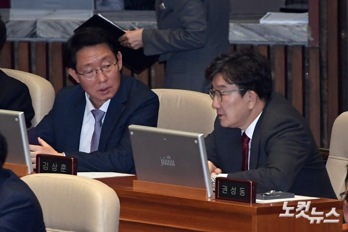 대화하는 권성동 원내대표-김상훈 정책위의장