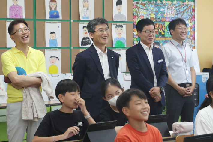 천창수 울산광역시교육감이 초등학교 수업을 참관하고 있다. 울산시교육청 제공